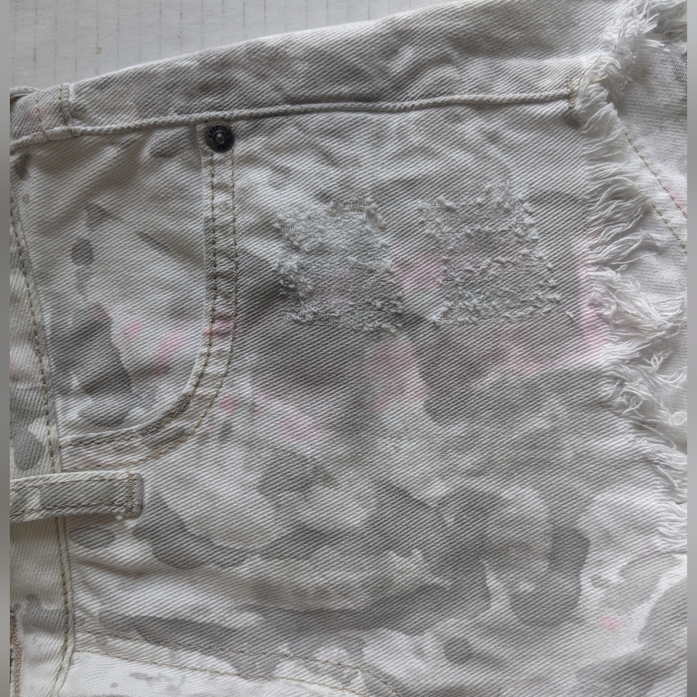 Free PEOPLE ICING WASH CUTOFF WHITE JEANS CAMO SHORTS MID-RISE SIZE 25 - Picture 11 of 13
